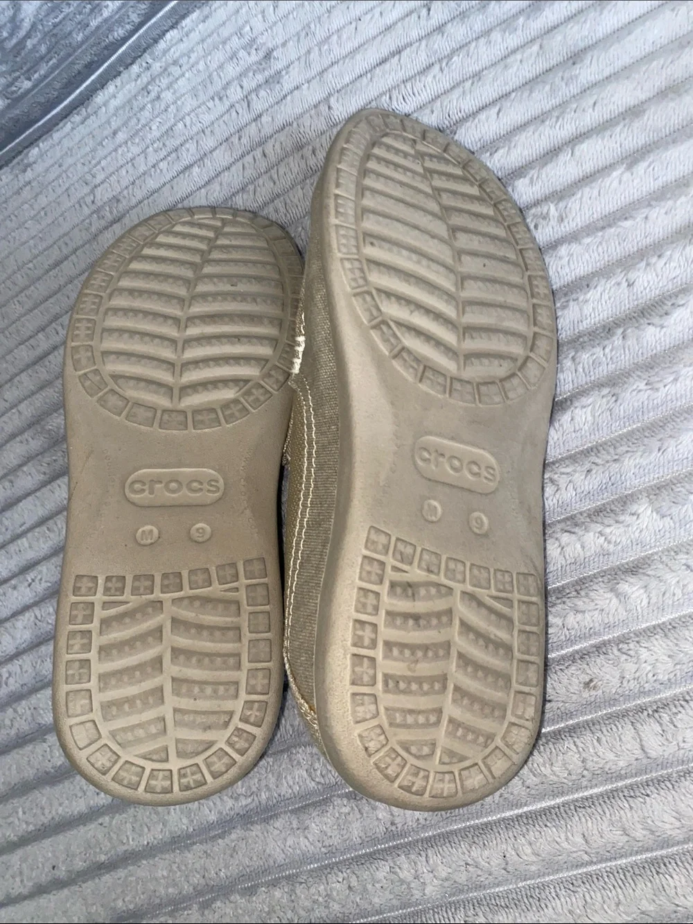 MENS 9 slip on Crocs tan
